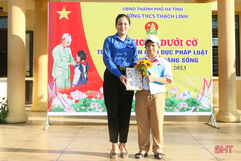 Khen thưởng học sinh TP Hà Tĩnh nhặt được hơn 51 triệu đồng trả lại người đánh rơi