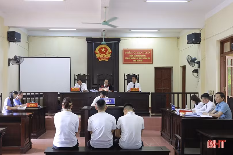 Lừa đảo chiếm đoạt 445 triệu đồng của một phụ nữ Hà Tĩnh, 3 đối tượng lĩnh án 17 năm tù