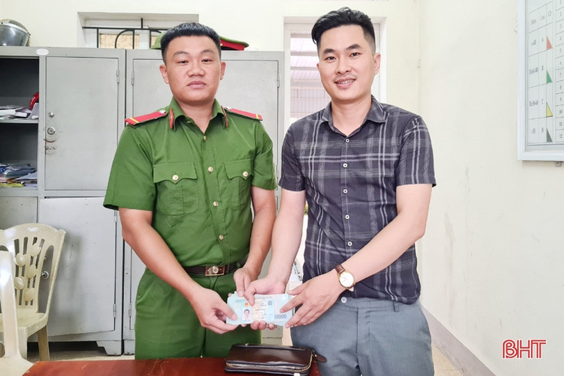 Khen thưởng 2 học sinh huyện Kỳ Anh nhặt được của rơi, tìm người để trả lại ảnh 4 Khen thưởng 2 học sinh huyện Kỳ Anh nhặt được của rơi, tìm người để trả lại
