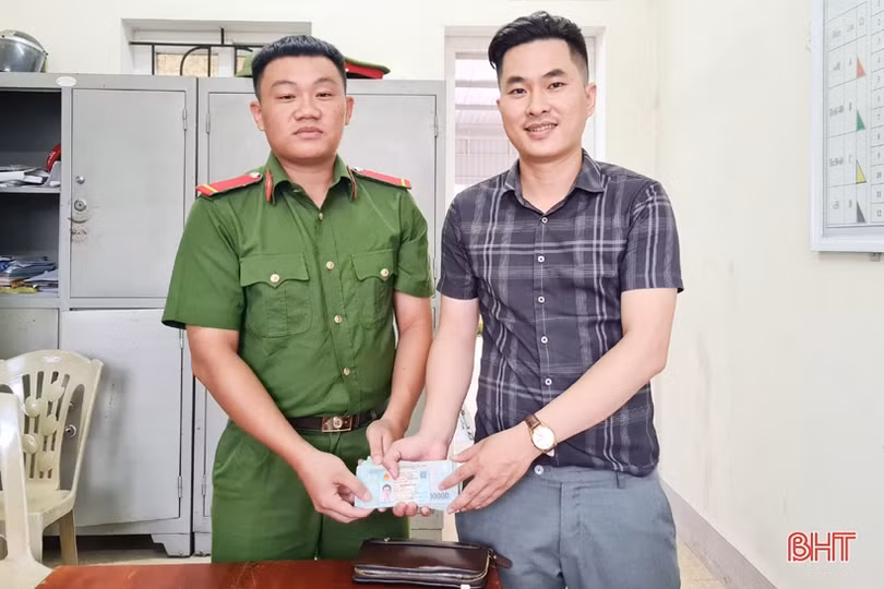 Khen thưởng 2 học sinh huyện Kỳ Anh nhặt được của rơi, tìm người để trả lại