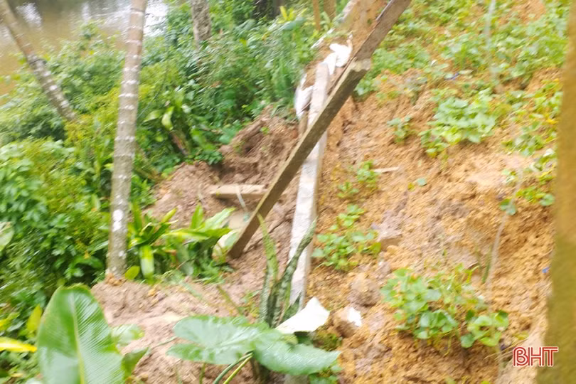 Mưa lớn gây sạt lở đất trên tuyến đường tuần tra ven biển xã Cẩm Lĩnh