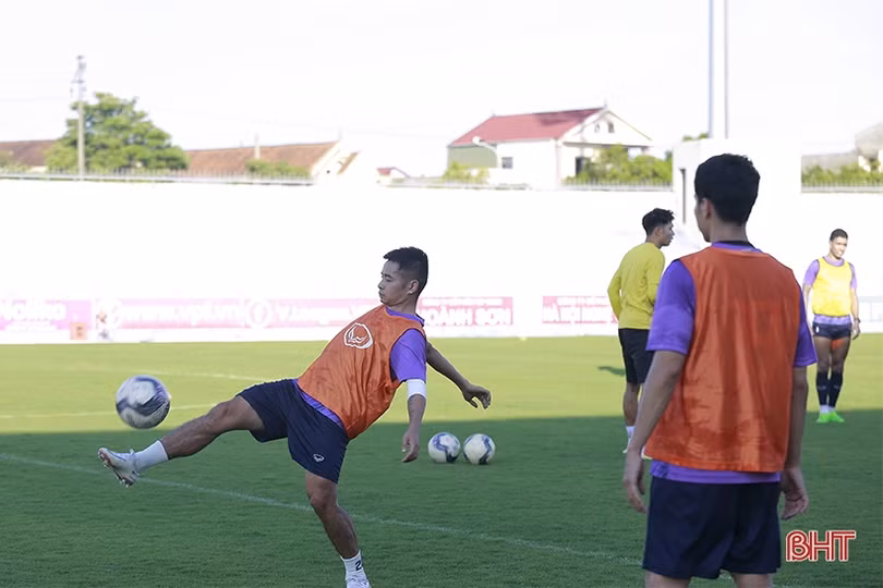 Phi Sơn, Thanh Trung trở lại tập luyện, sẵn sàng cho trận đại chiến với Nam Định