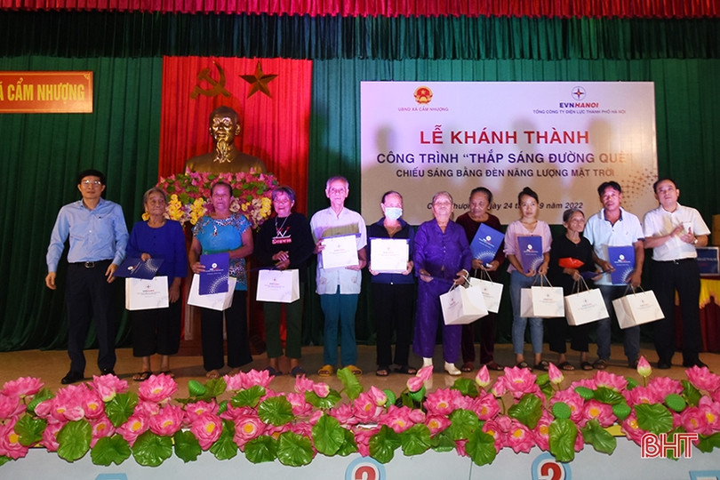 Xã biển Cẩm Xuyên có tuyến đường điện thắp sáng hiện đại