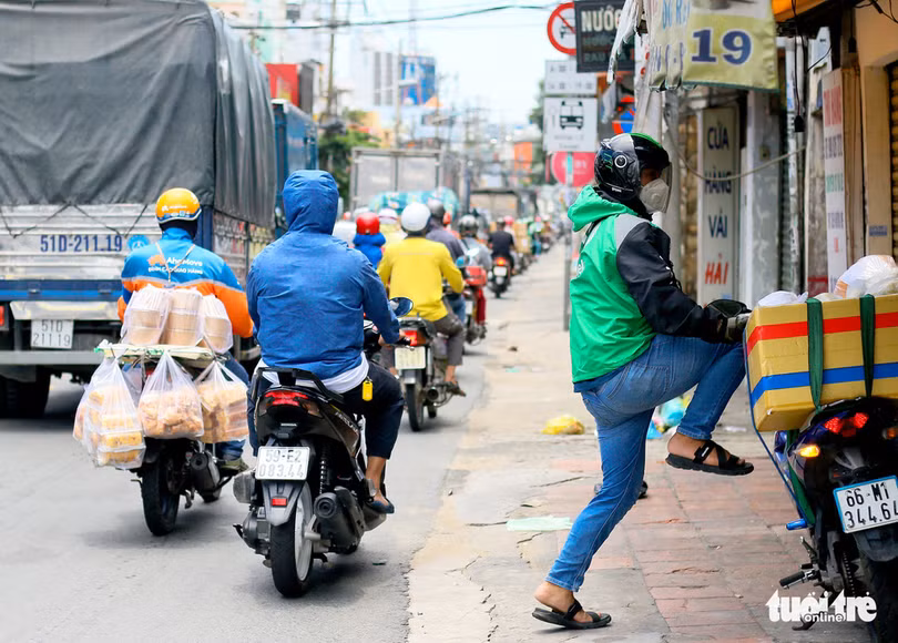Tấp nập trước giờ siết chặt giãn cách ở TP Hồ Chí Minh