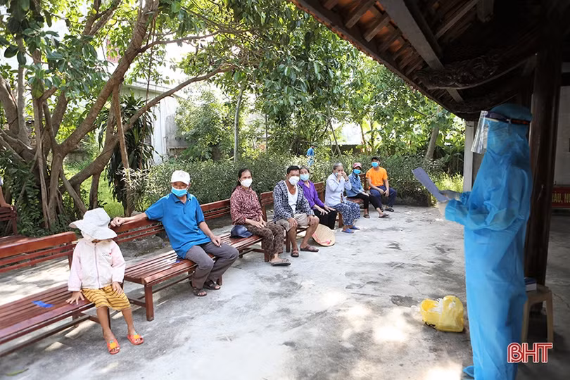 Dồn sức hoàn thành lấy mẫu xét nghiệm RT-PCR cho gần 9.700 người dân Tùng Lộc trước 21h tối nay