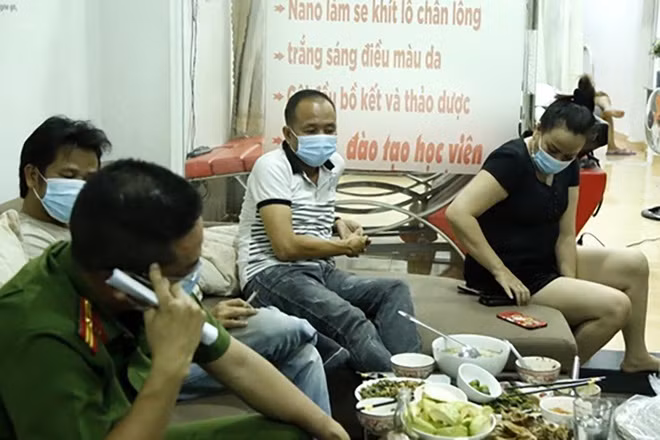 Thiếu tá công an “dỏm” tụ tập ăn nhậu giữa đại dịch đã lừa đảo 24 tỷ đồng