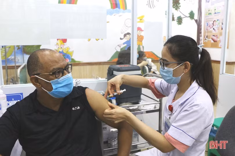 Hà Tĩnh tiêm vắc-xin phòng COVID-19 cho tiểu thương, hộ kinh doanh