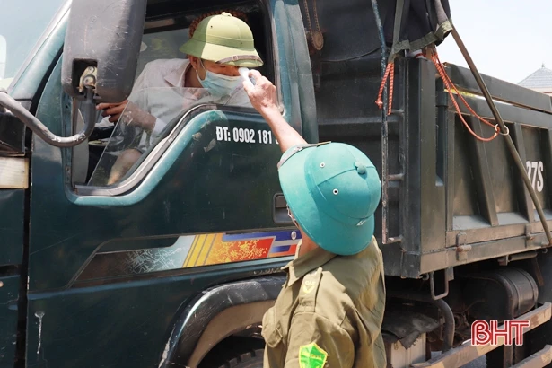 Các địa phương ở Hà Tĩnh siết chặt quản lý người, phương tiện qua lại địa bàn