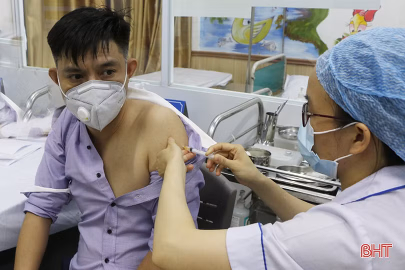 Hà Tĩnh tiêm vắc-xin phòng COVID-19 cho tiểu thương, hộ kinh doanh