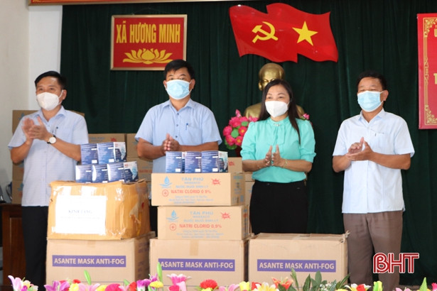 Tuyên truyền cao điểm và cấp phát khẩu trang, nước sát khuẩn miễn phí cho người dân Vũ Quang