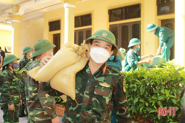 Can Lộc chở 60 tấn gạo vào hỗ trợ đồng bào miền Nam