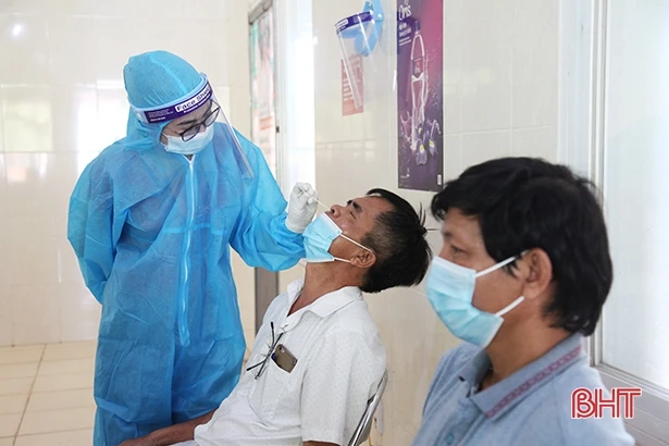 Tài xế ở Hà Tĩnh phấn khởi khi được tiêm vacxin phòng COVID-19