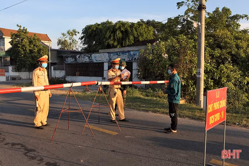 Xã Tùng Lộc ngày đầu thực hiện cách ly y tế: Đường vắng vẻ, người dân ở yên trong nhà