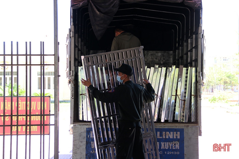 Công ty CP Cảng quốc tế Lào - Việt tặng khu cách ly Mitraco 50 bộ giường, tủ y tế