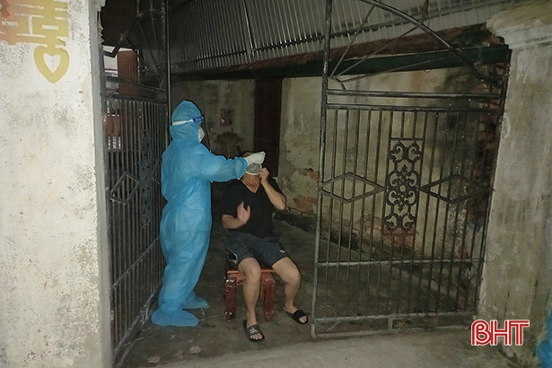 Hoàn thành lấy mẫu xét nghiệm RT-PCR cho 386 người ở Tùng Lộc trong đêm nay