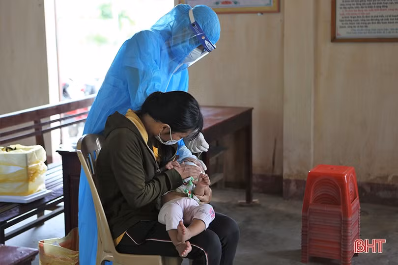 Dồn sức hoàn thành lấy mẫu xét nghiệm RT-PCR cho gần 9.700 người dân Tùng Lộc trước 21h tối nay