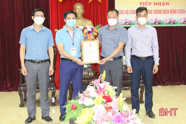 Các doanh nghiệp Hà Tĩnh hỗ trợ vật tư y tế phòng, chống dịch COVID-19