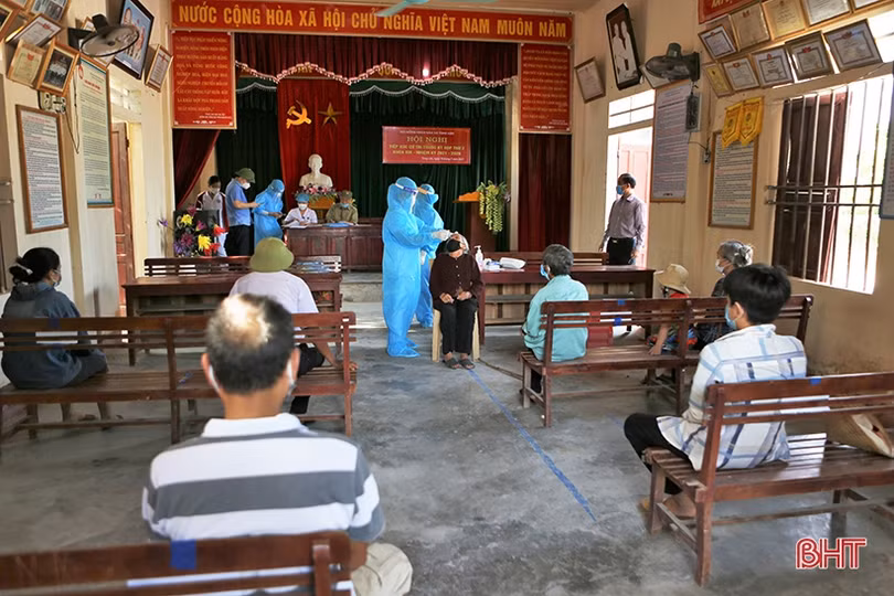 Dồn sức hoàn thành lấy mẫu xét nghiệm RT-PCR cho gần 9.700 người dân Tùng Lộc trước 21h tối nay