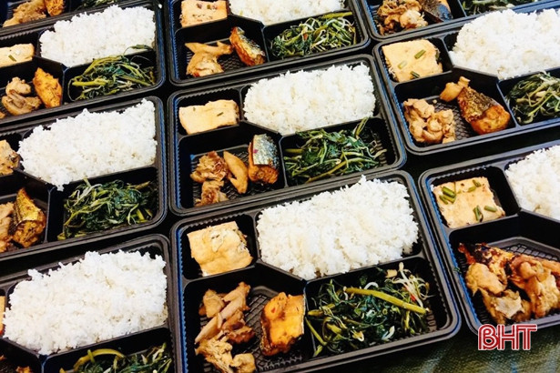 200 suất cơm nghĩa tình hỗ trợ công dân cách ly ở Vũ Quang