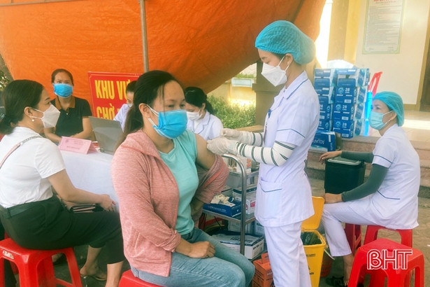 Các địa phương ở Hà Tĩnh tiêm vắc-xin phòng COVID-19 đợt 5