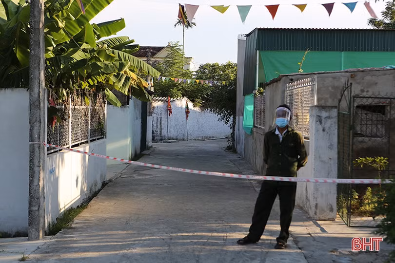 Xã Tùng Lộc ngày đầu thực hiện cách ly y tế: Đường vắng vẻ, người dân ở yên trong nhà