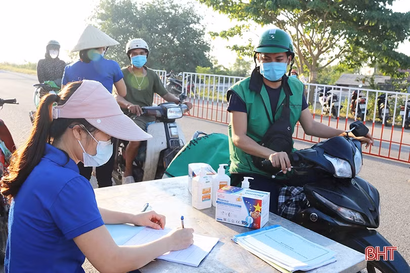 Sau khi lập các chốt kiểm soát, người dân ra/vào TP Hà Tĩnh cần điều kiện gì? ảnh 10 Sau khi lập các chốt kiểm soát, người dân ra/vào TP Hà Tĩnh cần điều kiện gì?