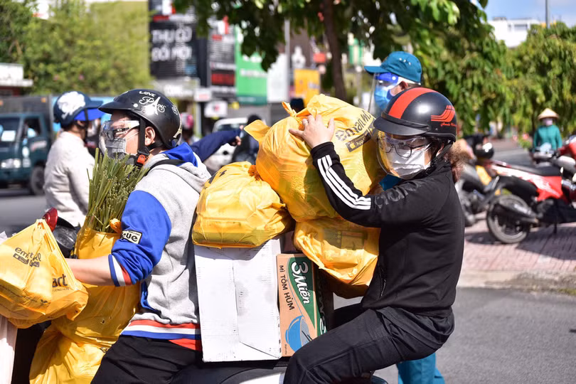 Tấp nập trước giờ siết chặt giãn cách ở TP Hồ Chí Minh