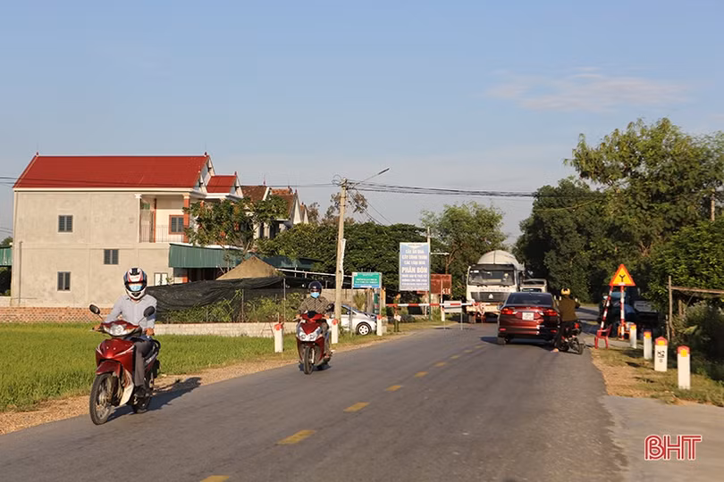 Xã Tùng Lộc ngày đầu thực hiện cách ly y tế: Đường vắng vẻ, người dân ở yên trong nhà