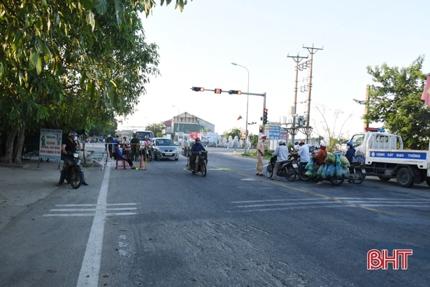 Các địa phương ở Hà Tĩnh siết chặt quản lý người, phương tiện qua lại địa bàn
