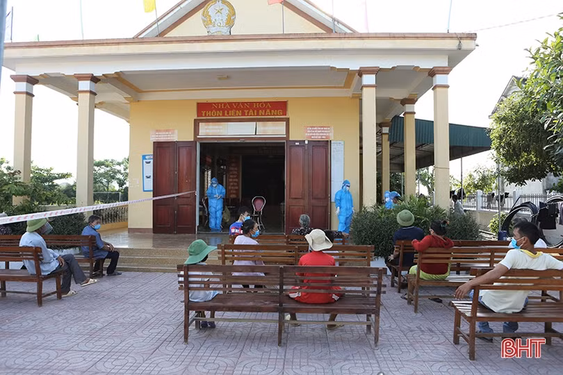 Dồn sức hoàn thành lấy mẫu xét nghiệm RT-PCR cho gần 9.700 người dân Tùng Lộc trước 21h tối nay