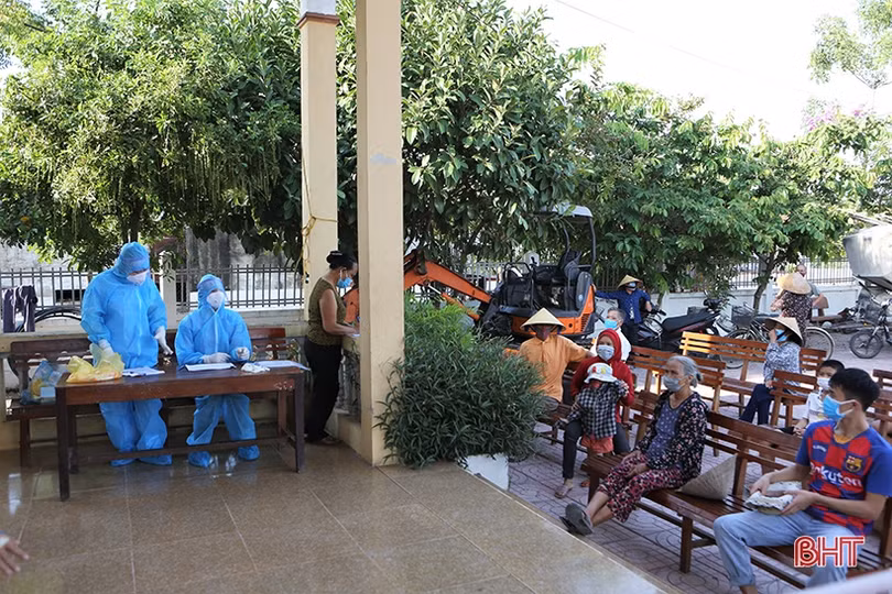 Dồn sức hoàn thành lấy mẫu xét nghiệm RT-PCR cho gần 9.700 người dân Tùng Lộc trước 21h tối nay