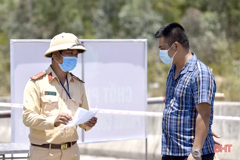 Các lực lượng “đội nắng” bám chốt phòng dịch COVID-19 ở TX Hồng Lĩnh