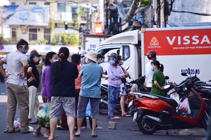 Tấp nập trước giờ siết chặt giãn cách ở TP Hồ Chí Minh