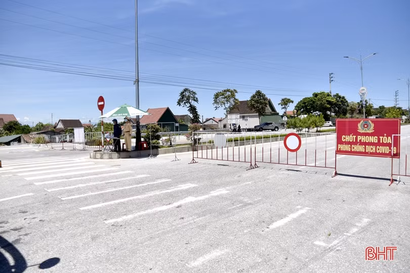 Các lực lượng “đội nắng” bám chốt phòng dịch COVID-19 ở TX Hồng Lĩnh
