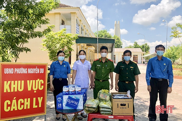 Kho bạc Nhà nước Hà Tĩnh tặng hàng trăm suất cơm tại các khu cách ly