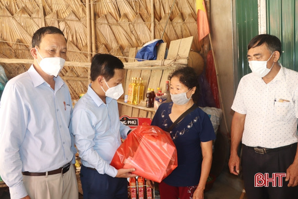 Tuyên truyền cao điểm và cấp phát khẩu trang, nước sát khuẩn miễn phí cho người dân Vũ Quang