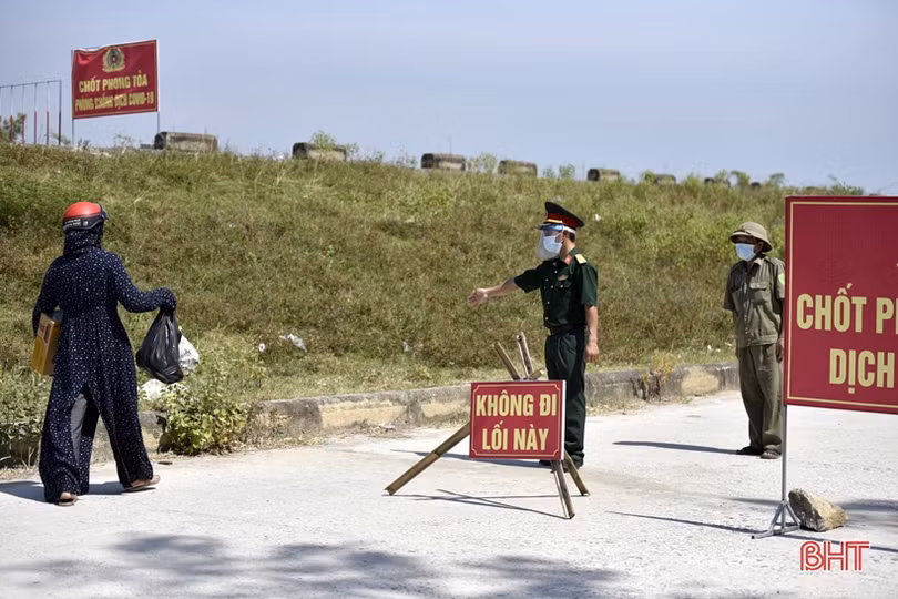 Các lực lượng “đội nắng” bám chốt phòng dịch COVID-19 ở TX Hồng Lĩnh