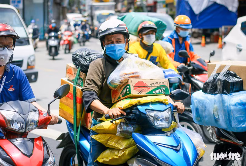Tấp nập trước giờ siết chặt giãn cách ở TP Hồ Chí Minh