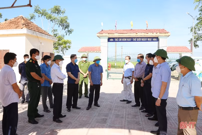 Tập trung lấy mẫu xét nghiệm COVID-19 toàn bộ người dân Tùng Lộc