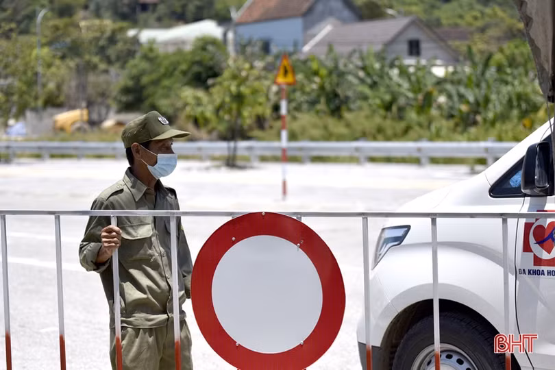 Các lực lượng “đội nắng” bám chốt phòng dịch COVID-19 ở TX Hồng Lĩnh