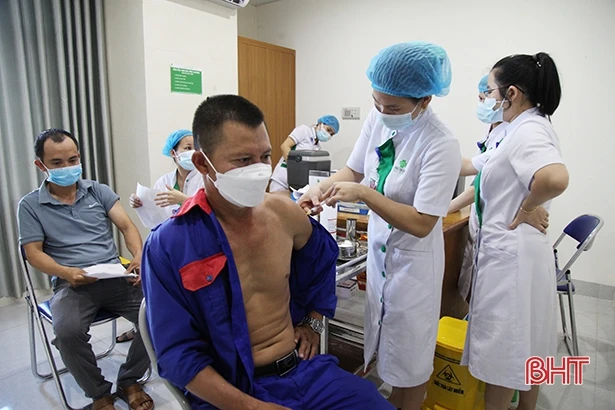 Được tiêm vắc-xin, nhiều tài xế ở Hà Tĩnh an tâm hơn giữa đại dịch