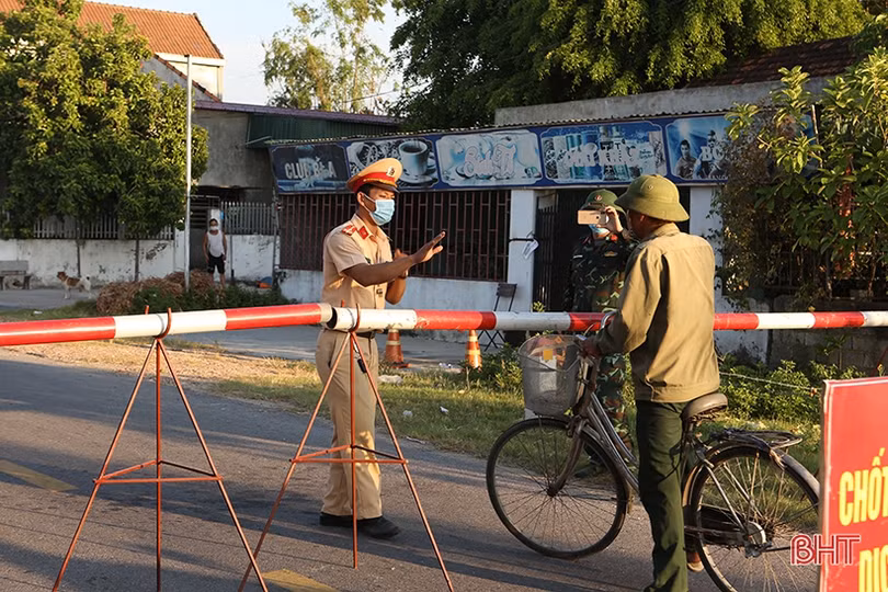 Xã Tùng Lộc ngày đầu thực hiện cách ly y tế: Đường vắng vẻ, người dân ở yên trong nhà