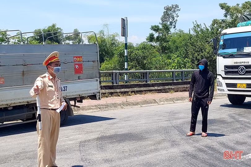 Các lực lượng “đội nắng” bám chốt phòng dịch COVID-19 ở TX Hồng Lĩnh