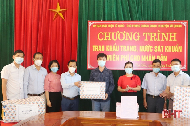 Tuyên truyền cao điểm và cấp phát khẩu trang, nước sát khuẩn miễn phí cho người dân Vũ Quang