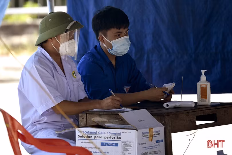 Các lực lượng “đội nắng” bám chốt phòng dịch COVID-19 ở TX Hồng Lĩnh