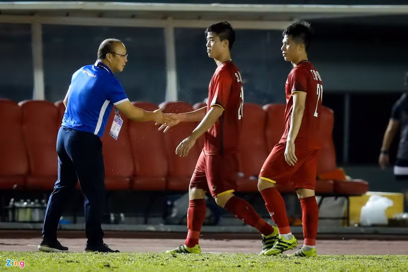 Duy Mạnh giúp HLV Park bớt lo về nhân sự