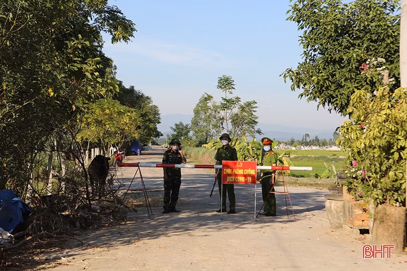 Xã Tùng Lộc ngày đầu thực hiện cách ly y tế: Đường vắng vẻ, người dân ở yên trong nhà