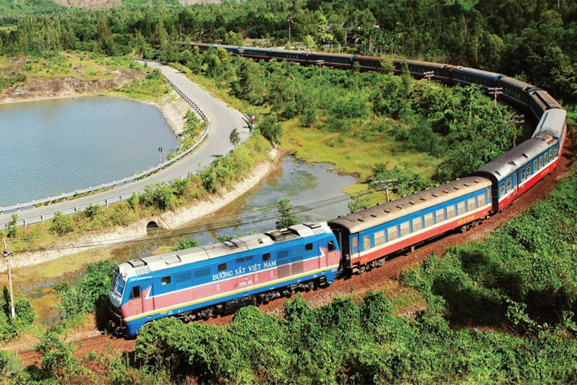Xuất hiện tình trạng đu bám tàu hỏa về quê, tránh cách ly