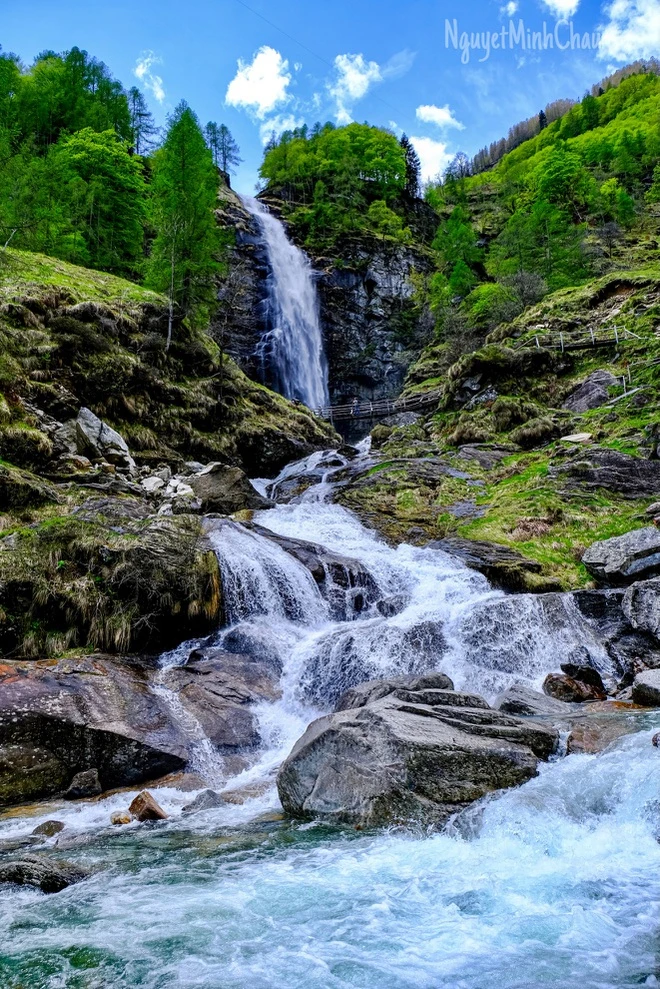 Lạc bước vào “ngôi làng đá” đẹp như tranh vẽ ở Thụy Sĩ