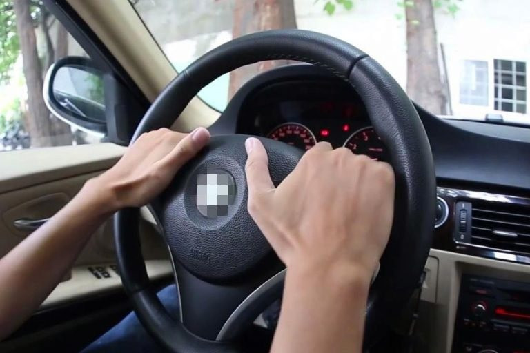 4 kiểu cầm vô lăng ô tô sai cách tài xế thường mắc phải